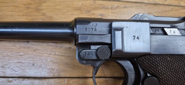 Très rare Luger P08 dit "Mauser Banner" - Arme de "Police" de fabrication Mauser en 1942 - Calibre 9x19 - Une des 25.165 arme de Police SS type Front Est - Une des 5.550 marquées "1942" à "l'Aigle+L" - État esthétique et mécanique exceptionnel - TBE+++ – Image 12