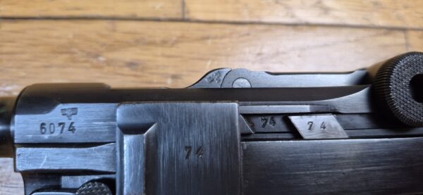 Très rare Luger P08 dit "Mauser Banner" - Arme de "Police" de fabrication Mauser en 1942 - Calibre 9x19 - Une des 25.165 arme de Police SS type Front Est - Une des 5.550 marquées "1942" à "l'Aigle+L" - État esthétique et mécanique exceptionnel - TBE+++ – Image 14