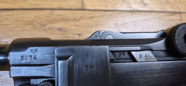 Très rare Luger P08 dit "Mauser Banner" - Arme de "Police" de fabrication Mauser en 1942 - Calibre 9x19 - Une des 25.165 arme de Police SS type Front Est - Une des 5.550 marquées "1942" à "l'Aigle+L" - État esthétique et mécanique exceptionnel - TBE+++ – Image 13