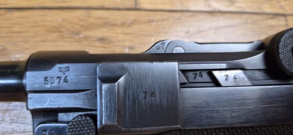 Très rare Luger P08 dit "Mauser Banner" - Arme de "Police" de fabrication Mauser en 1942 - Calibre 9x19 - Une des 25.165 arme de Police SS type Front Est - Une des 5.550 marquées "1942" à "l'Aigle+L" - État esthétique et mécanique exceptionnel - TBE+++ – Image 15