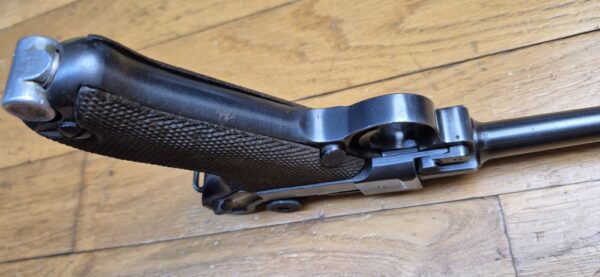 Très rare Luger P08 dit "Mauser Banner" - Arme de "Police" de fabrication Mauser en 1942 - Calibre 9x19 - Une des 25.165 arme de Police SS type Front Est - Une des 5.550 marquées "1942" à "l'Aigle+L" - État esthétique et mécanique exceptionnel - TBE+++ – Image 18