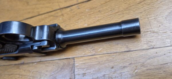 Très rare Luger P08 dit "Mauser Banner" - Arme de "Police" de fabrication Mauser en 1942 - Calibre 9x19 - Une des 25.165 arme de Police SS type Front Est - Une des 5.550 marquées "1942" à "l'Aigle+L" - État esthétique et mécanique exceptionnel - TBE+++ – Image 20