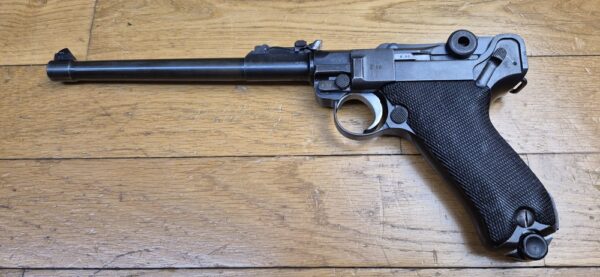 Très beau Luger d'artillerie P08 – Canon 8 pouces (20cm !) – Rare arme de 1914 en fabrication de l'Arsenal de Erfurt (25.000 exemplaires seulement!) – Entièrement mono-matricule (sauf le chargeur qui est d'époque) – Cal. 9×19 – Hausse et guidon dérivables du premier type – État esthétique premium – Bon canon – Bronzage d'époque à 95% – Très belle mécanique – TBE – Image 2