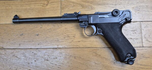 Très beau Luger d'artillerie P08 – Canon 8 pouces (20cm !) – Rare arme de 1914 en fabrication de l'Arsenal de Erfurt (25.000 exemplaires seulement!) – Entièrement mono-matricule (sauf le chargeur qui est d'époque) – Cal. 9×19 – Hausse et guidon dérivables du premier type – État esthétique premium – Bon canon – Bronzage d'époque à 95% – Très belle mécanique – TBE – Image 3