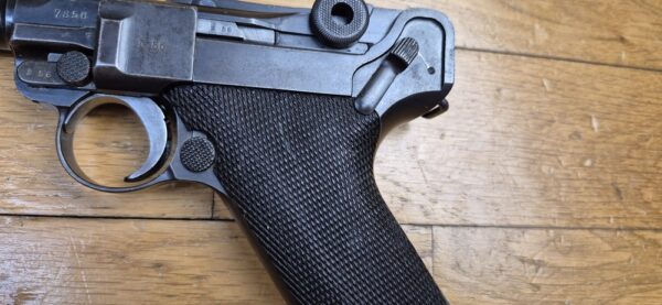 Très beau Luger d'artillerie P08 – Canon 8 pouces (20cm !) – Rare arme de 1914 en fabrication de l'Arsenal de Erfurt (25.000 exemplaires seulement!) – Entièrement mono-matricule (sauf le chargeur qui est d'époque) – Cal. 9×19 – Hausse et guidon dérivables du premier type – État esthétique premium – Bon canon – Bronzage d'époque à 95% – Très belle mécanique – TBE – Image 5