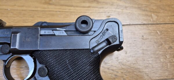 Très beau Luger d'artillerie P08 – Canon 8 pouces (20cm !) – Rare arme de 1914 en fabrication de l'Arsenal de Erfurt (25.000 exemplaires seulement!) – Entièrement mono-matricule (sauf le chargeur qui est d'époque) – Cal. 9×19 – Hausse et guidon dérivables du premier type – État esthétique premium – Bon canon – Bronzage d'époque à 95% – Très belle mécanique – TBE – Image 6