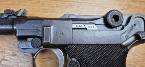Très beau Luger d'artillerie P08 – Canon 8 pouces (20cm !) – Rare arme de 1914 en fabrication de l'Arsenal de Erfurt (25.000 exemplaires seulement!) – Entièrement mono-matricule (sauf le chargeur qui est d'époque) – Cal. 9×19 – Hausse et guidon dérivables du premier type – État esthétique premium – Bon canon – Bronzage d'époque à 95% – Très belle mécanique – TBE – Image 7