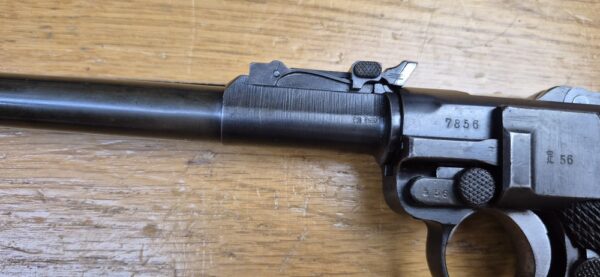 Très beau Luger d'artillerie P08 – Canon 8 pouces (20cm !) – Rare arme de 1914 en fabrication de l'Arsenal de Erfurt (25.000 exemplaires seulement!) – Entièrement mono-matricule (sauf le chargeur qui est d'époque) – Cal. 9×19 – Hausse et guidon dérivables du premier type – État esthétique premium – Bon canon – Bronzage d'époque à 95% – Très belle mécanique – TBE – Image 8