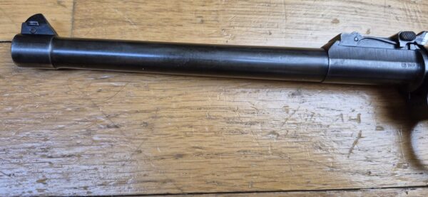 Très beau Luger d'artillerie P08 – Canon 8 pouces (20cm !) – Rare arme de 1914 en fabrication de l'Arsenal de Erfurt (25.000 exemplaires seulement!) – Entièrement mono-matricule (sauf le chargeur qui est d'époque) – Cal. 9×19 – Hausse et guidon dérivables du premier type – État esthétique premium – Bon canon – Bronzage d'époque à 95% – Très belle mécanique – TBE – Image 9
