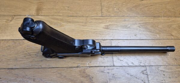 Très beau Luger d'artillerie P08 – Canon 8 pouces (20cm !) – Rare arme de 1914 en fabrication de l'Arsenal de Erfurt (25.000 exemplaires seulement!) – Entièrement mono-matricule (sauf le chargeur qui est d'époque) – Cal. 9×19 – Hausse et guidon dérivables du premier type – État esthétique premium – Bon canon – Bronzage d'époque à 95% – Très belle mécanique – TBE – Image 11