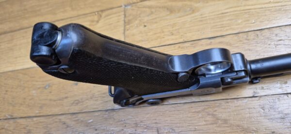 Très beau Luger d'artillerie P08 – Canon 8 pouces (20cm !) – Rare arme de 1914 en fabrication de l'Arsenal de Erfurt (25.000 exemplaires seulement!) – Entièrement mono-matricule (sauf le chargeur qui est d'époque) – Cal. 9×19 – Hausse et guidon dérivables du premier type – État esthétique premium – Bon canon – Bronzage d'époque à 95% – Très belle mécanique – TBE – Image 13