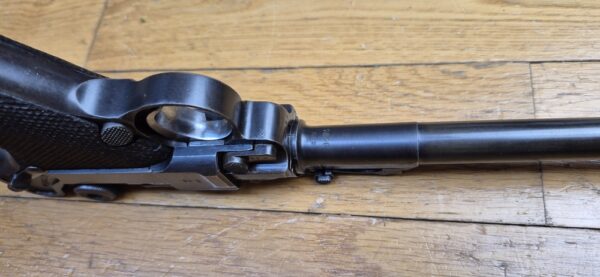 Très beau Luger d'artillerie P08 – Canon 8 pouces (20cm !) – Rare arme de 1914 en fabrication de l'Arsenal de Erfurt (25.000 exemplaires seulement!) – Entièrement mono-matricule (sauf le chargeur qui est d'époque) – Cal. 9×19 – Hausse et guidon dérivables du premier type – État esthétique premium – Bon canon – Bronzage d'époque à 95% – Très belle mécanique – TBE – Image 14