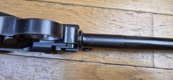Très beau Luger d'artillerie P08 – Canon 8 pouces (20cm !) – Rare arme de 1914 en fabrication de l'Arsenal de Erfurt (25.000 exemplaires seulement!) – Entièrement mono-matricule (sauf le chargeur qui est d'époque) – Cal. 9×19 – Hausse et guidon dérivables du premier type – État esthétique premium – Bon canon – Bronzage d'époque à 95% – Très belle mécanique – TBE – Image 15