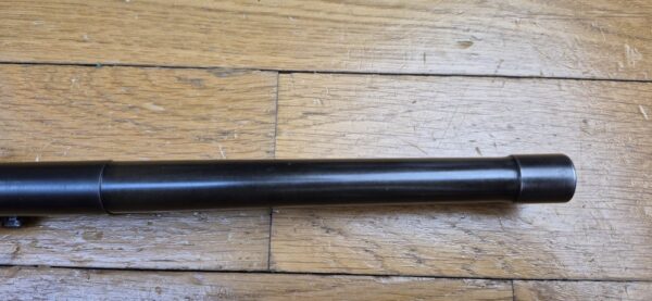 Très beau Luger d'artillerie P08 – Canon 8 pouces (20cm !) – Rare arme de 1914 en fabrication de l'Arsenal de Erfurt (25.000 exemplaires seulement!) – Entièrement mono-matricule (sauf le chargeur qui est d'époque) – Cal. 9×19 – Hausse et guidon dérivables du premier type – État esthétique premium – Bon canon – Bronzage d'époque à 95% – Très belle mécanique – TBE – Image 17