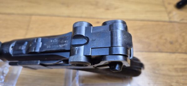 Très beau Luger d'artillerie P08 – Canon 8 pouces (20cm !) – Rare arme de 1914 en fabrication de l'Arsenal de Erfurt (25.000 exemplaires seulement!) – Entièrement mono-matricule (sauf le chargeur qui est d'époque) – Cal. 9×19 – Hausse et guidon dérivables du premier type – État esthétique premium – Bon canon – Bronzage d'époque à 95% – Très belle mécanique – TBE – Image 19