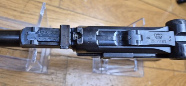 Très beau Luger d'artillerie P08 – Canon 8 pouces (20cm !) – Rare arme de 1914 en fabrication de l'Arsenal de Erfurt (25.000 exemplaires seulement!) – Entièrement mono-matricule (sauf le chargeur qui est d'époque) – Cal. 9×19 – Hausse et guidon dérivables du premier type – État esthétique premium – Bon canon – Bronzage d'époque à 95% – Très belle mécanique – TBE – Image 20