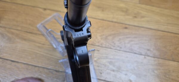 Très beau Luger d'artillerie P08 – Canon 8 pouces (20cm !) – Rare arme de 1914 en fabrication de l'Arsenal de Erfurt (25.000 exemplaires seulement!) – Entièrement mono-matricule (sauf le chargeur qui est d'époque) – Cal. 9×19 – Hausse et guidon dérivables du premier type – État esthétique premium – Bon canon – Bronzage d'époque à 95% – Très belle mécanique – TBE – Image 23