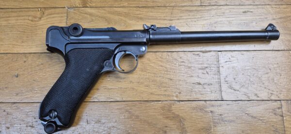 Très beau Luger d'artillerie P08 – Canon 8 pouces (20cm !) – Rare arme de 1914 en fabrication de l'Arsenal de Erfurt (25.000 exemplaires seulement!) – Entièrement mono-matricule (sauf le chargeur qui est d'époque) – Cal. 9×19 – Hausse et guidon dérivables du premier type – État esthétique premium – Bon canon – Bronzage d'époque à 95% – Très belle mécanique – TBE – Image 24
