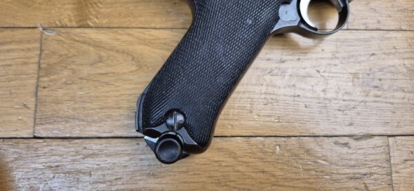 Très beau Luger d'artillerie P08 – Canon 8 pouces (20cm !) – Rare arme de 1914 en fabrication de l'Arsenal de Erfurt (25.000 exemplaires seulement!) – Entièrement mono-matricule (sauf le chargeur qui est d'époque) – Cal. 9×19 – Hausse et guidon dérivables du premier type – État esthétique premium – Bon canon – Bronzage d'époque à 95% – Très belle mécanique – TBE – Image 25