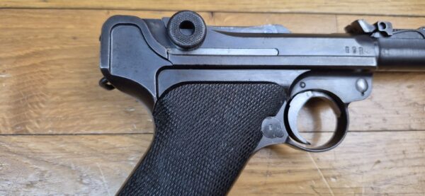 Très beau Luger d'artillerie P08 – Canon 8 pouces (20cm !) – Rare arme de 1914 en fabrication de l'Arsenal de Erfurt (25.000 exemplaires seulement!) – Entièrement mono-matricule (sauf le chargeur qui est d'époque) – Cal. 9×19 – Hausse et guidon dérivables du premier type – État esthétique premium – Bon canon – Bronzage d'époque à 95% – Très belle mécanique – TBE – Image 26