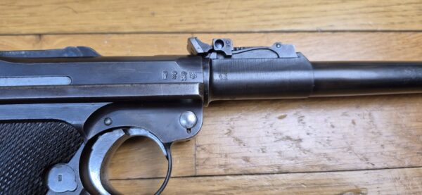 Très beau Luger d'artillerie P08 – Canon 8 pouces (20cm !) – Rare arme de 1914 en fabrication de l'Arsenal de Erfurt (25.000 exemplaires seulement!) – Entièrement mono-matricule (sauf le chargeur qui est d'époque) – Cal. 9×19 – Hausse et guidon dérivables du premier type – État esthétique premium – Bon canon – Bronzage d'époque à 95% – Très belle mécanique – TBE – Image 28