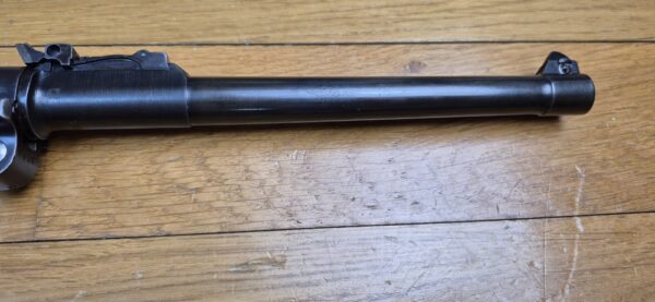 Très beau Luger d'artillerie P08 – Canon 8 pouces (20cm !) – Rare arme de 1914 en fabrication de l'Arsenal de Erfurt (25.000 exemplaires seulement!) – Entièrement mono-matricule (sauf le chargeur qui est d'époque) – Cal. 9×19 – Hausse et guidon dérivables du premier type – État esthétique premium – Bon canon – Bronzage d'époque à 95% – Très belle mécanique – TBE – Image 29