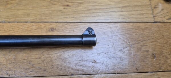 Très beau Luger d'artillerie P08 – Canon 8 pouces (20cm !) – Rare arme de 1914 en fabrication de l'Arsenal de Erfurt (25.000 exemplaires seulement!) – Entièrement mono-matricule (sauf le chargeur qui est d'époque) – Cal. 9×19 – Hausse et guidon dérivables du premier type – État esthétique premium – Bon canon – Bronzage d'époque à 95% – Très belle mécanique – TBE – Image 30
