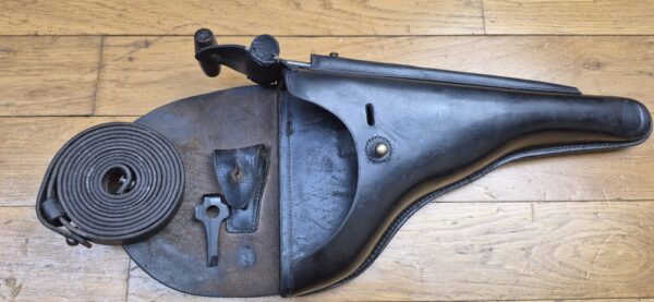Très bel étui pour Pistolet Luger P04 de Marine - Fabrication LOH Söhne à Berlin - Premier Modèle précoce - Outils clé DMW et baguette de marine - Cuir de qualité bien souple en excellent état sur toutes ses coutures - Avec sa très rare sangle de transport !- TBE++