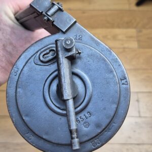 Rarissime chargeur "Trommel Magazin" dit chargeur "escargot" (en Bourgogne!) ou "T.M" pour pistolets Luger P08 - Capacité d'origine 32 coups réduite à 20 coups en cal. 9 x19 - Rarissime fabrication AEG - 70.000 exemplaires seulement - Très bel état esthétique et mécanique - Pièce de la plus grande rareté - Catégorie B - TBE++