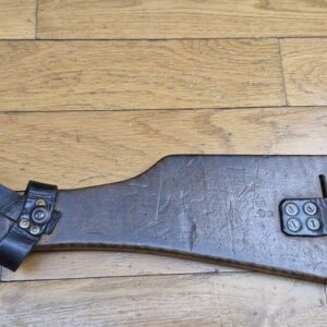 Très belle crosse pour pistolet Luger P08 long dit "d'artillerie" - Exemplaire doté de tous ses cuirs d'attache bien souples et solides - Beaux poinçons et marquages d'origine - Fabrication Maury & Co -Très rare surtout avec ses cuirs - Excellent état - TBE++