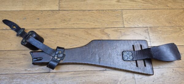 Très belle crosse pour pistolet Luger P08 long dit "d'artillerie" - Exemplaire doté de tous ses cuirs d'attache bien souples et solides - Beaux poinçons et marquages d'origine - Fabrication Maury & Co -Très rare surtout avec ses cuirs - Excellent état - TBE++
