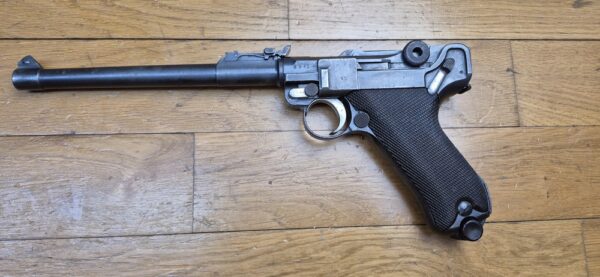 Très beau Luger d'artillerie P08 – Arme de 1917 – Canon 8 pouces (20cm!) – Fabrication DWM – Entièrement mono-matricule (sauf le chargeur qui est d'époque) – Cal. 9×19 – Hausse et guidon dérivables du premier type – Très belles plaquettes - Bronzage d'époque à encore 80% – Splendide canon TBE+ – Image 22