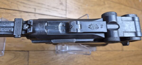 Très beau Luger d'artillerie P08 – Arme de 1917 – Canon 8 pouces (20cm!) – Fabrication DWM – Entièrement mono-matricule (sauf le chargeur qui est d'époque) – Cal. 9×19 – Hausse et guidon dérivables du premier type – Très belles plaquettes - Bronzage d'époque à encore 80% – Splendide canon TBE+