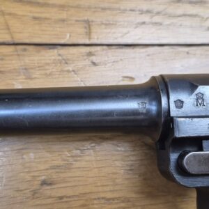 Exceptionnel Pistolet Luger P04 de Marine - Empire allemand 1ière Guerre mondiale - Arme de la 5° livraison de 8.000 armes en 1916-1917 - Cal. 9x19 - Arme en état d'exception mono-matricule jusqu'au chargeur inclus - Un des 34.000 P04 en tout - Excellent état mécanique - État esthétique superbe - Tout dernier modèle de la DMW en 1917 - Pièce très rare et summum de collection - TBE+++