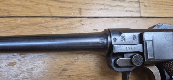 Exceptionnel Pistolet Luger P04 de Marine - Empire allemand 1ière Guerre mondiale - Arme de la 5° livraison de 8.000 armes en 1916-1917 - Cal. 9x19 - Arme en état d'exception mono-matricule jusqu'au chargeur inclus - Un des 34.000 P04 en tout - Excellent état mécanique - État esthétique superbe - Tout dernier modèle de la DMW en 1917 - Pièce très rare et summum de collection - TBE+++