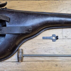 Très bel étui pour pistolet Luger P08 long dit d'artillerie -  Fabrication MÜLHENFELD &CO  à BARMEN en 1915 - Etui du 1er type complet avec ses outils - Très beaux cuir en TBE et souple - Encore brun (rare) - Nominatif et Attribué au F.A.R 58 - Pièce précoce et superbe en TBE++FAR