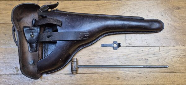 Très bel étui pour pistolet Luger P08 long dit d'artillerie -  Fabrication MÜLHENFELD &CO  à BARMEN en 1915 - Etui du 1er type complet avec ses outils - Très beaux cuir en TBE et souple - Encore brun (rare) - Nominatif et Attribué au F.A.R 58 - Pièce précoce et superbe en TBE++FAR
