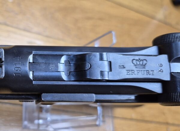 Très beau Luger d'artillerie P08 – Canon 8 pouces (20cm !) – Rare arme de 1914 en fabrication de l'Arsenal de Erfurt (25.000 exemplaires seulement!) – Entièrement mono-matricule (sauf le chargeur qui est d'époque) – Cal. 9×19 – Hausse et guidon dérivables du premier type – État esthétique premium – Bon canon – Bronzage d'époque à 95% – Très belle mécanique – TBE