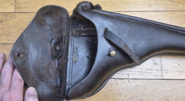 Très bel étui pour pistolet Luger P08 long dit d'artillerie - Fabrication Maury & CO (?)à Offenbach am Main en 1915 - Étui du 1er type modifié second type - Beaux cuir en TBE et souple - Étui noir bruni post septembre 1915 - Nominatif et Attribué au F.A.R 25 en 1915 aussi - Pièce superbe en TBE+ – Image 3