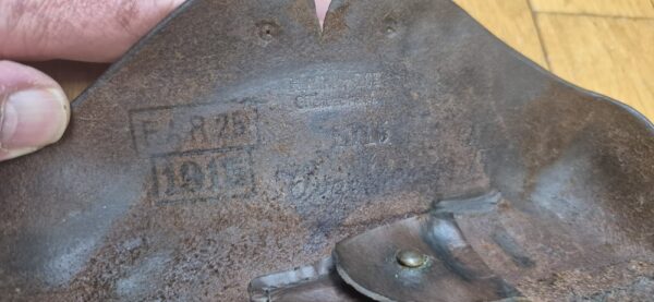 Très bel étui pour pistolet Luger P08 long dit d'artillerie - Fabrication Maury & CO (?)à Offenbach am Main en 1915 - Étui du 1er type modifié second type - Beaux cuir en TBE et souple - Étui noir bruni post septembre 1915 - Nominatif et Attribué au F.A.R 25 en 1915 aussi - Pièce superbe en TBE+ – Image 4