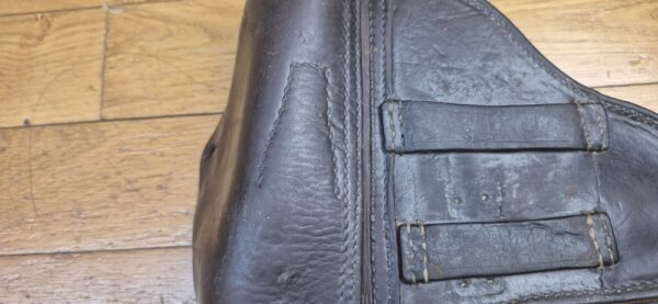 Très bel étui pour pistolet Luger P08 long dit d'artillerie - Fabrication Maury & CO (?)à Offenbach am Main en 1915 - Étui du 1er type modifié second type - Beaux cuir en TBE et souple - Étui noir bruni post septembre 1915 - Nominatif et Attribué au F.A.R 25 en 1915 aussi - Pièce superbe en TBE+ – Image 12