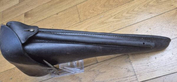 Très bel étui pour pistolet Luger P08 long dit d'artillerie - Fabrication Maury & CO (?)à Offenbach am Main en 1915 - Étui du 1er type modifié second type - Beaux cuir en TBE et souple - Étui noir bruni post septembre 1915 - Nominatif et Attribué au F.A.R 25 en 1915 aussi - Pièce superbe en TBE+ – Image 14