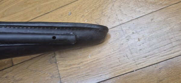 Très bel étui pour pistolet Luger P08 long dit d'artillerie - Fabrication Maury & CO (?)à Offenbach am Main en 1915 - Étui du 1er type modifié second type - Beaux cuir en TBE et souple - Étui noir bruni post septembre 1915 - Nominatif et Attribué au F.A.R 25 en 1915 aussi - Pièce superbe en TBE+ – Image 15