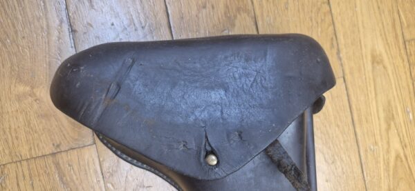 Très bel étui pour pistolet Luger P08 long dit d'artillerie - Fabrication Maury & CO (?)à Offenbach am Main en 1915 - Étui du 1er type modifié second type - Beaux cuir en TBE et souple - Étui noir bruni post septembre 1915 - Nominatif et Attribué au F.A.R 25 en 1915 aussi - Pièce superbe en TBE+ – Image 16