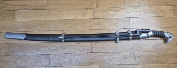 Très belle shashka "cosaque" soviétique du modèle 1927- Rarissime arme de troupe à garnitures blanches nickelées (et non laiton) pour le NKVD - Lame réglementaire à gorge unique et talon profond droit- Arsenal de Zlatoust en 1936 - Poinçons de réception homogènes - fourreau conforme et d'origine modèle troupe - TBE+ – Image 2