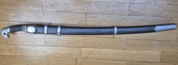 Très belle shashka "cosaque" soviétique du modèle 1927- Rarissime arme de troupe à garnitures blanches nickelées (et non laiton) pour le NKVD - Lame réglementaire à gorge unique et talon profond droit- Arsenal de Zlatoust en 1936 - Poinçons de réception homogènes - fourreau conforme et d'origine modèle troupe - TBE+ – Image 3