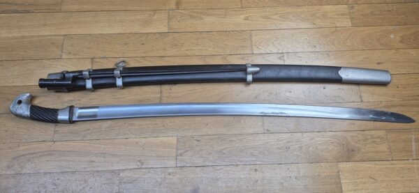 Très belle shashka "cosaque" soviétique du modèle 1927- Rarissime arme de troupe à garnitures blanches nickelées (et non laiton) pour le NKVD - Lame réglementaire à gorge unique et talon profond droit- Arsenal de Zlatoust en 1936 - Poinçons de réception homogènes - fourreau conforme et d'origine modèle troupe - TBE+ – Image 4
