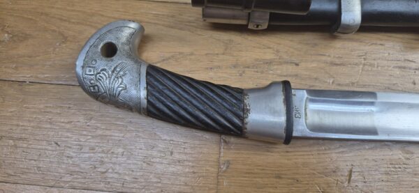 Très belle shashka "cosaque" soviétique du modèle 1927- Rarissime arme de troupe à garnitures blanches nickelées (et non laiton) pour le NKVD - Lame réglementaire à gorge unique et talon profond droit- Arsenal de Zlatoust en 1936 - Poinçons de réception homogènes - fourreau conforme et d'origine modèle troupe - TBE+ – Image 5