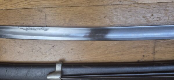 Très belle shashka "cosaque" soviétique du modèle 1927- Rarissime arme de troupe à garnitures blanches nickelées (et non laiton) pour le NKVD - Lame réglementaire à gorge unique et talon profond droit- Arsenal de Zlatoust en 1936 - Poinçons de réception homogènes - fourreau conforme et d'origine modèle troupe - TBE+ – Image 8