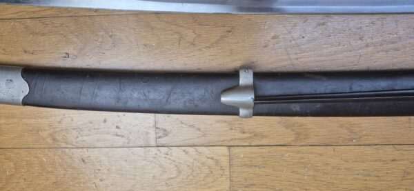 Très belle shashka "cosaque" soviétique du modèle 1927- Rarissime arme de troupe à garnitures blanches nickelées (et non laiton) pour le NKVD - Lame réglementaire à gorge unique et talon profond droit- Arsenal de Zlatoust en 1936 - Poinçons de réception homogènes - fourreau conforme et d'origine modèle troupe - TBE+ – Image 13